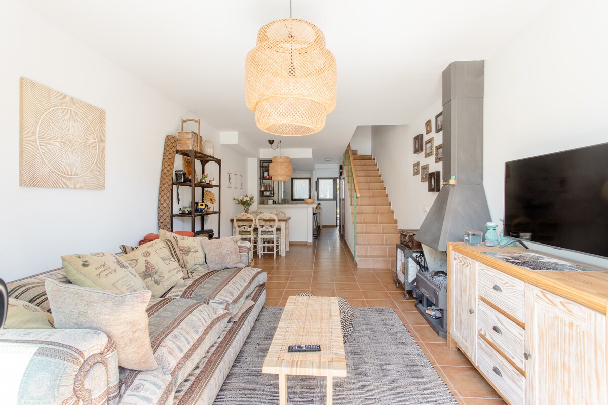 Habitación tranquila con balcón y piscina