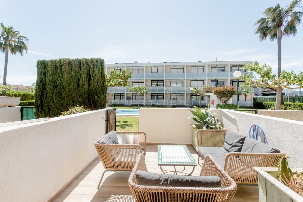 Habitación tranquila con balcón y piscina