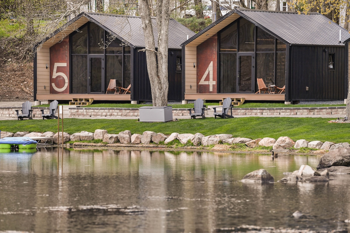 Lakefront cabin #5 / Leisure Lake Resort
