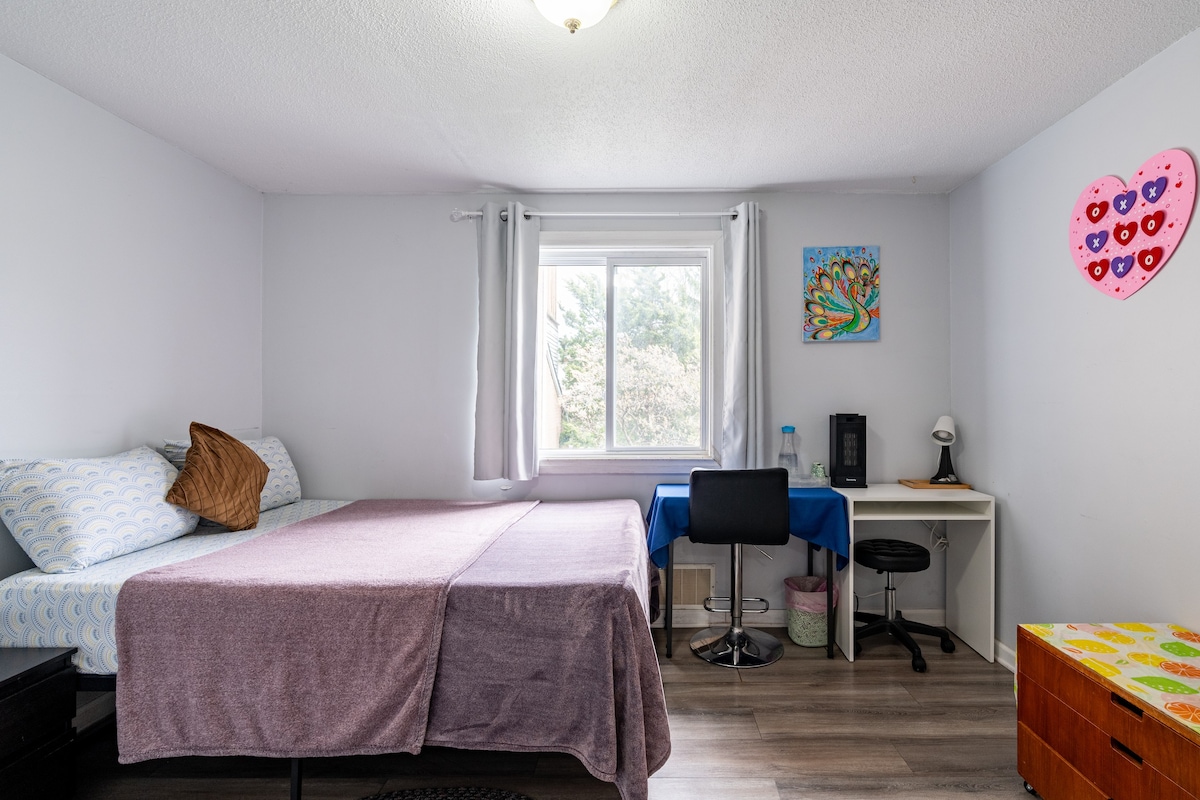 Private Furnished Room in Kitchener - Free Parking