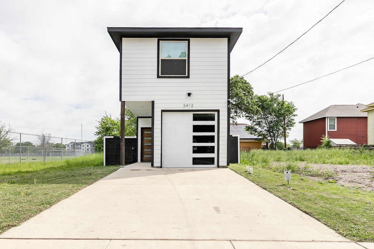 FULL HOUSE 7 BEDS 2.5 BATHS Blue Strips Home Inc.