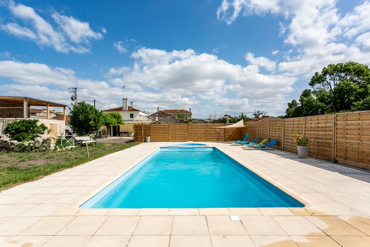 Maison avec grande piscine et roof top à Civrac