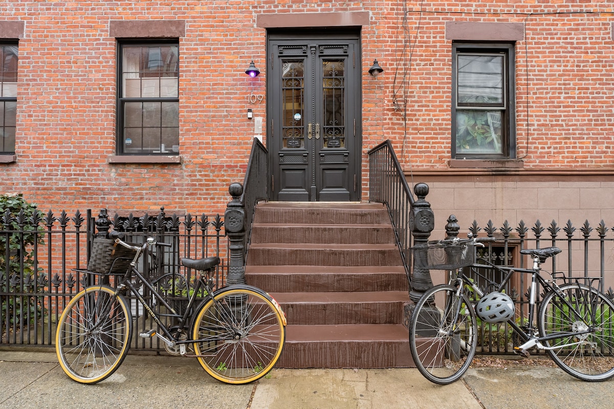 Red Hook Bklyn的独立卧室和浴室，适合独自入住