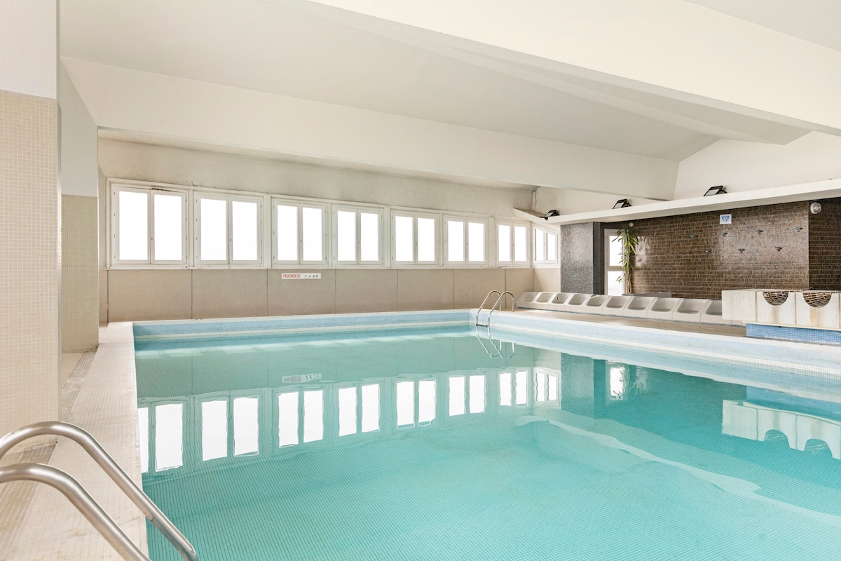 Studio lumineux avec piscine.