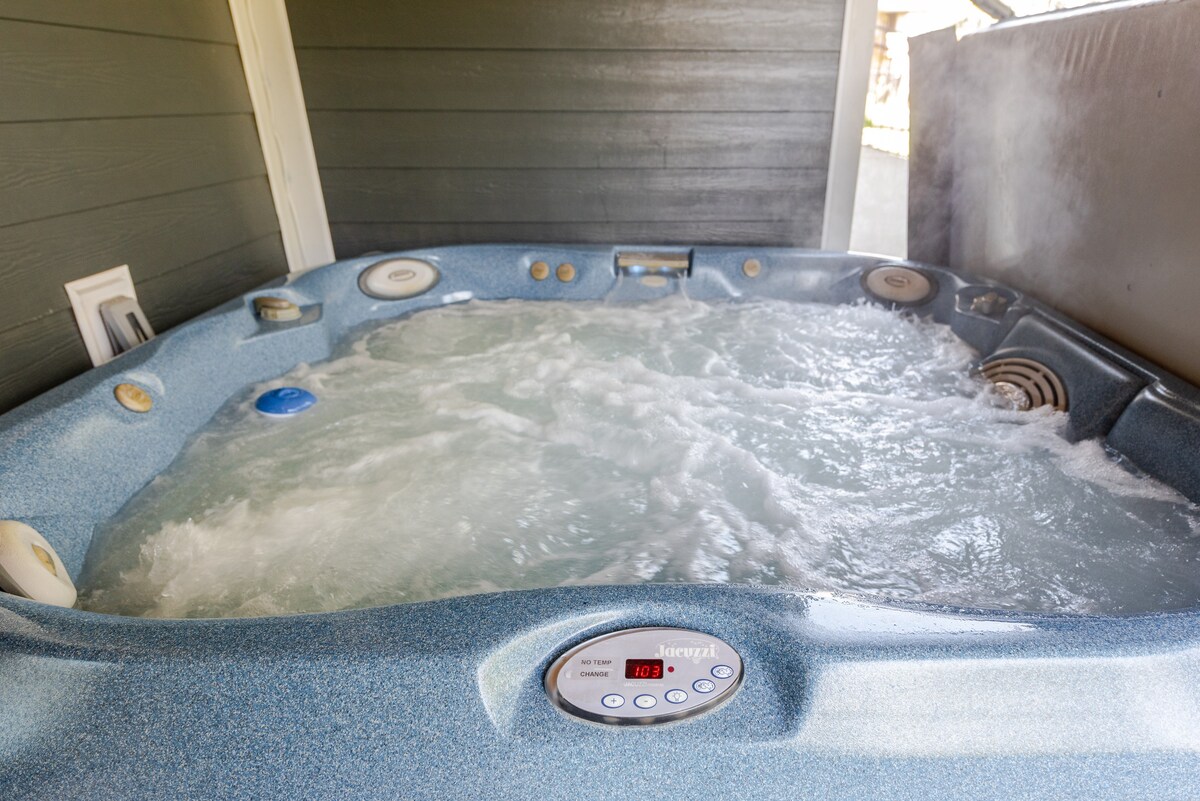 Jake's Place, Room 2, Private Bath, Hot Tub