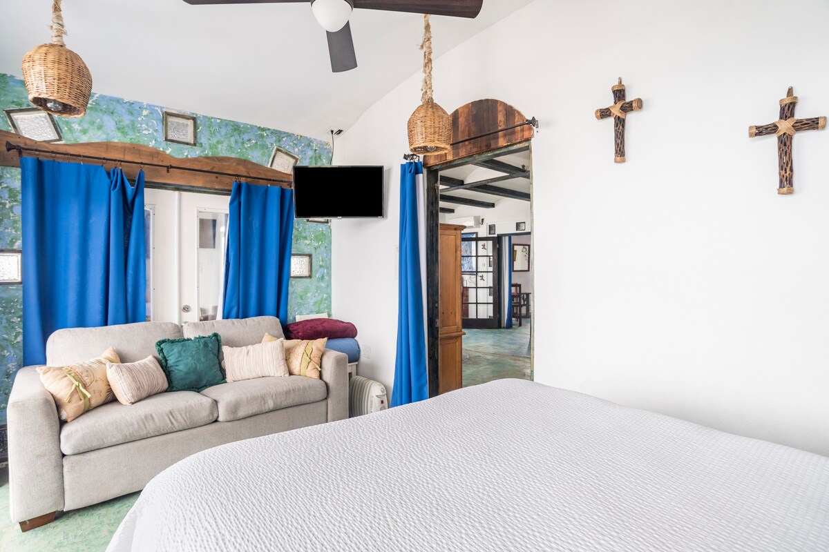 *Casa Mar Vista - 8 bedroom, 5 bath - pool & beach