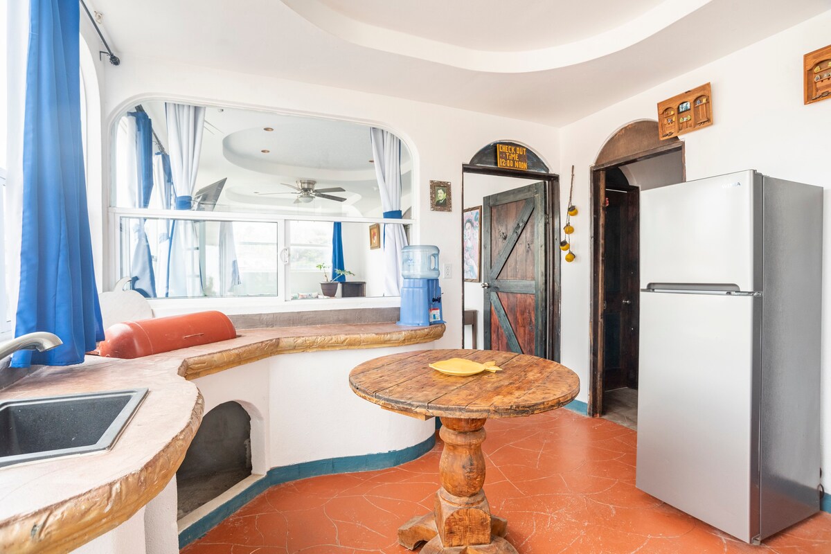 *Casa Mar Vista - 8 bedroom, 5 bath - pool & beach