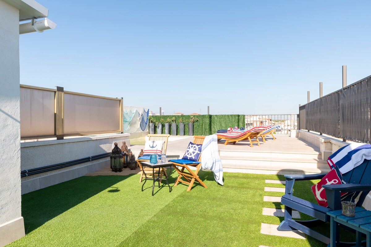 Atico: terraza privada con piscina y  junto al mar