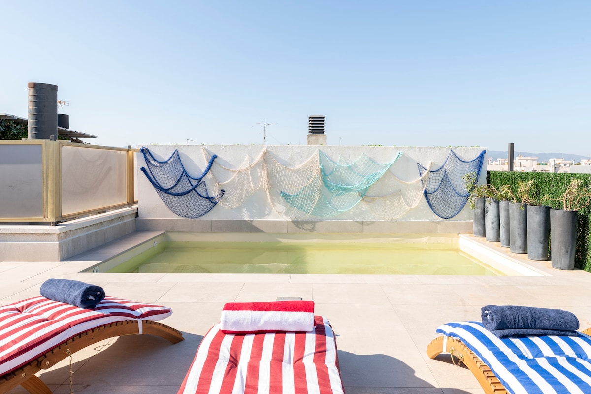 Atico: terraza privada con piscina y  junto al mar
