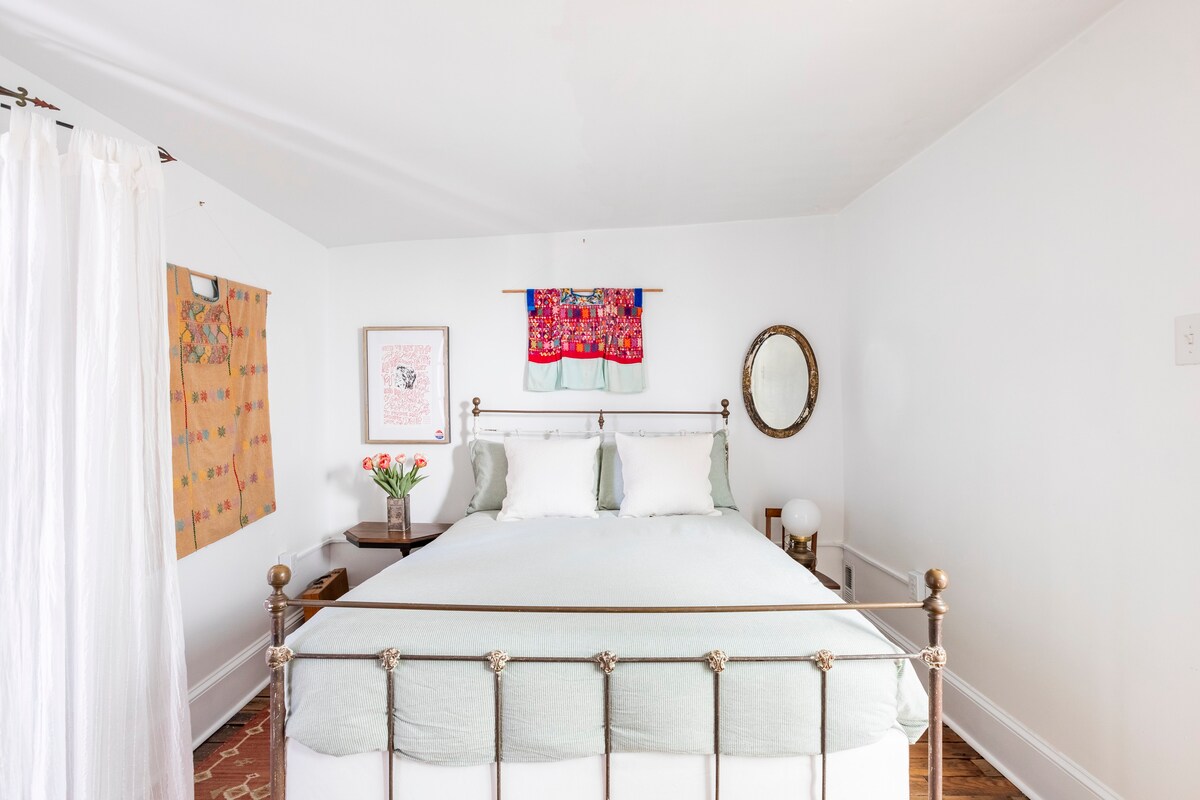 Charming East Passyunk Rowhome