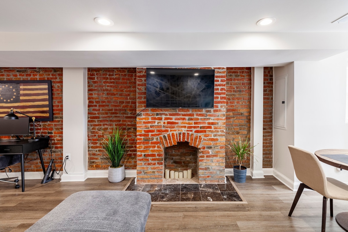 Modern 1 BR Private Apt in Historic DC Row House