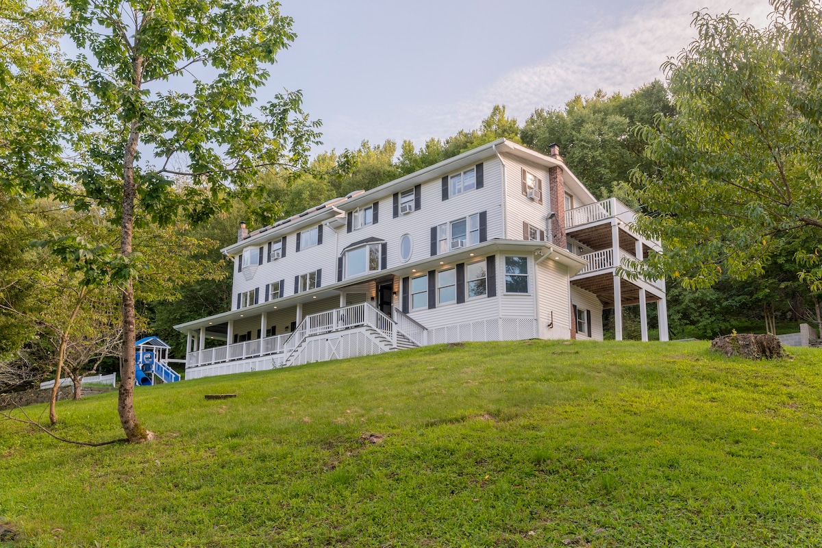 Catskills Villa: Best for Gatherings Sleeps 30+