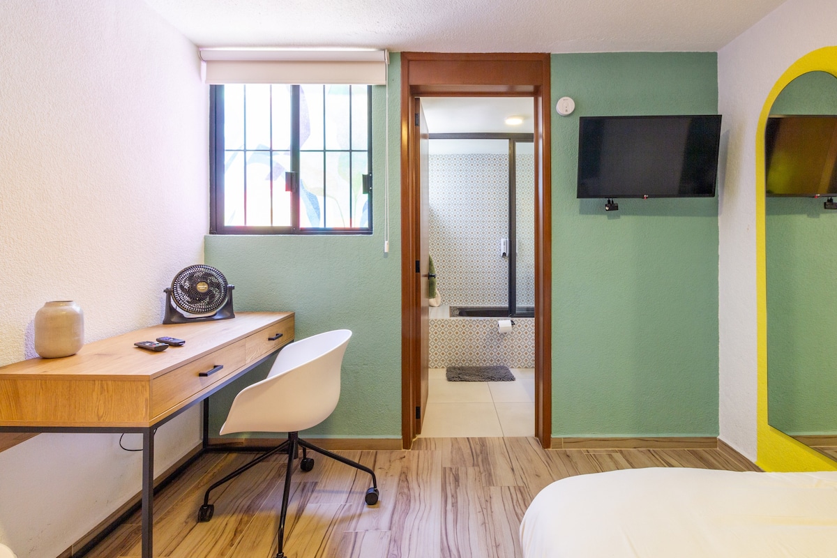 Room w/Private Workspace + Tub in Querétaro Centro