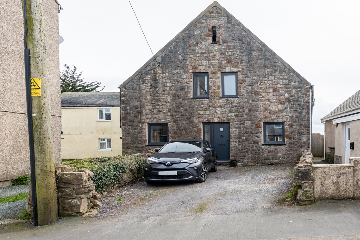 Tranquil Anglesey chapel home