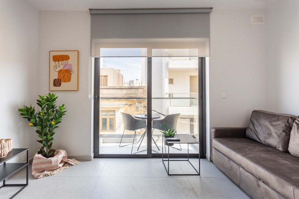 Sliema's Cozy 1-Bedroom Getaway with Balcony