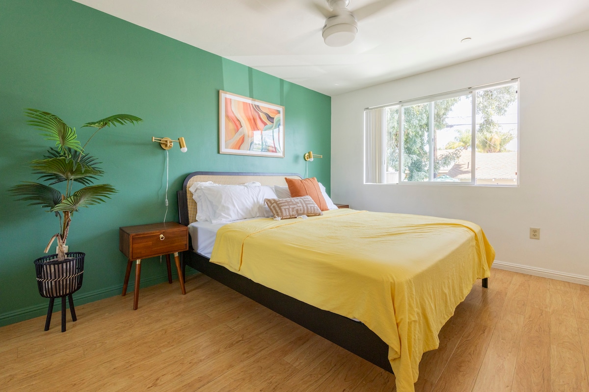 *KING BED* Colorful Guesthouse by Downtown