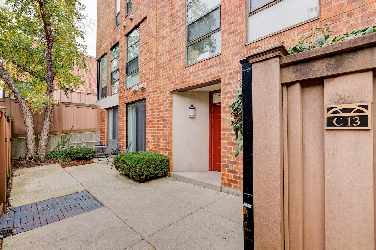 2BR/2BA Oak Park Gem - Ideal Comfort