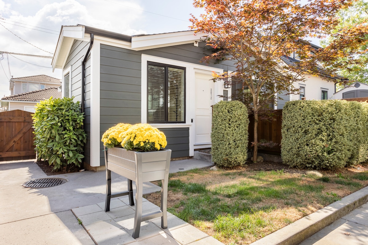 Private guesthouse with patio