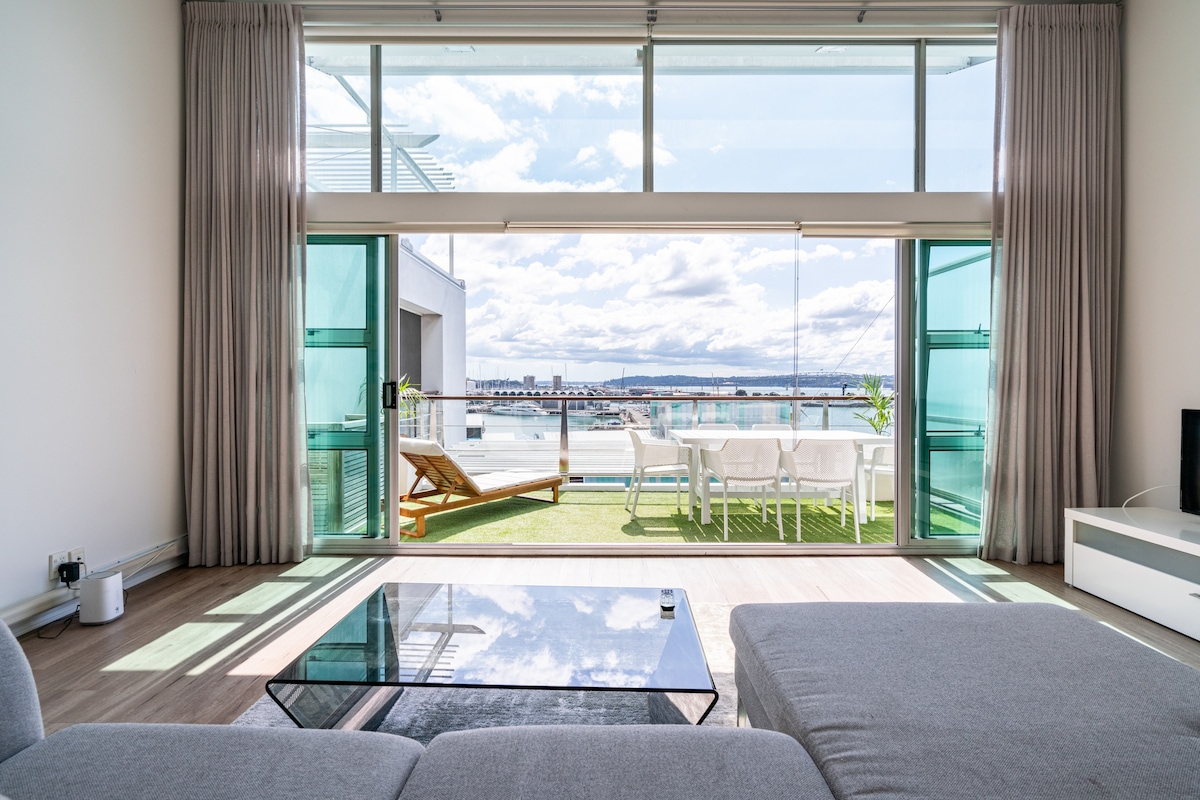 Spacious Sanctuary With Spectacular Harbour Views!