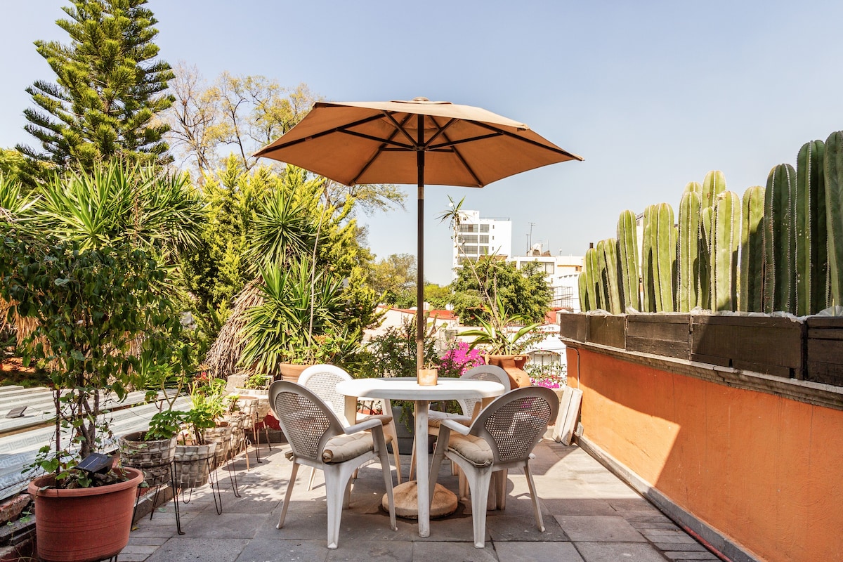 1800 Mexican Hacienda in the heart of the city