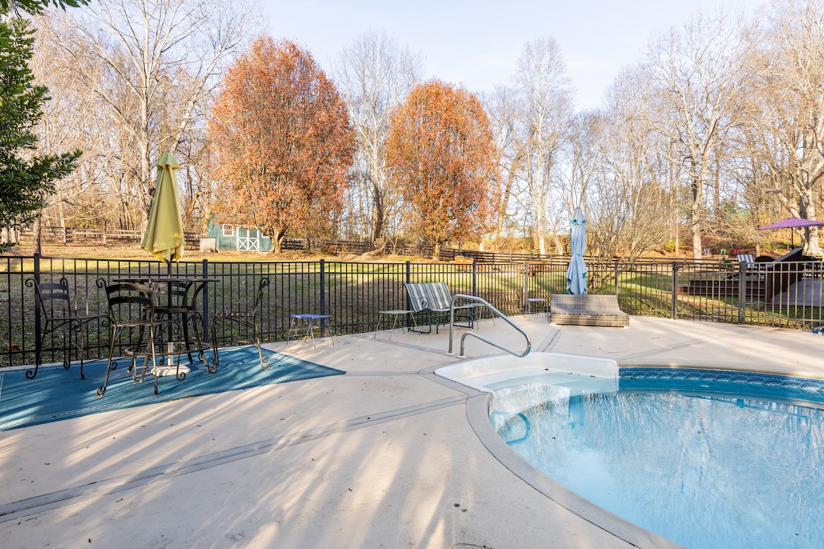 Traveling Family? Spacious 4/4 w Pool+BBQ+Fire Pit