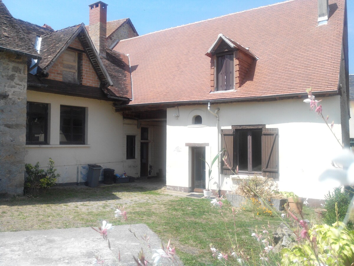 Ancienne Ferme de Bourg fleurie with large garden