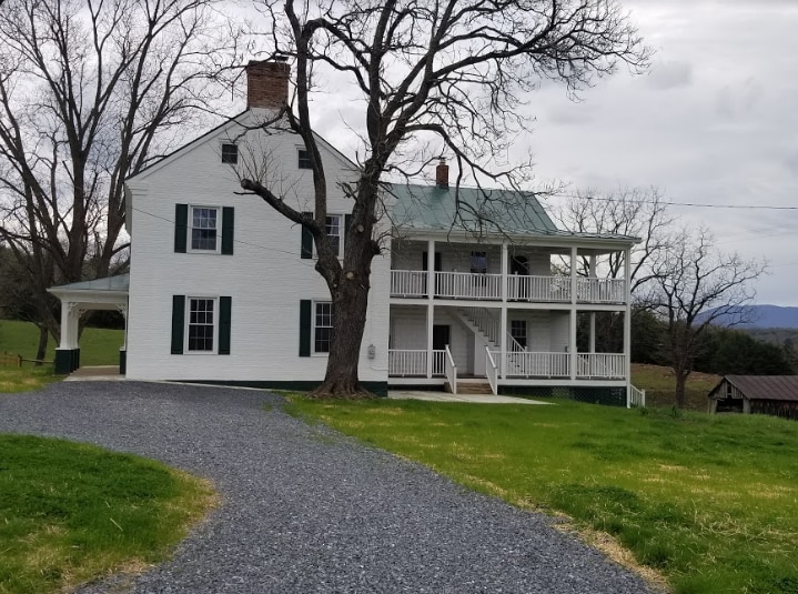 河上的Luray Farmhouse