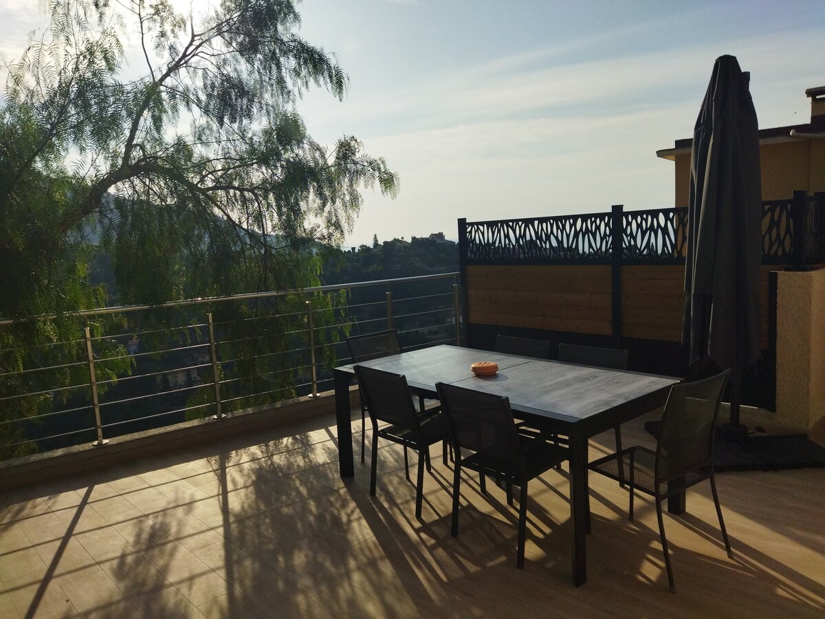 Charmant 2 pièces avec terrasse dans petite villa