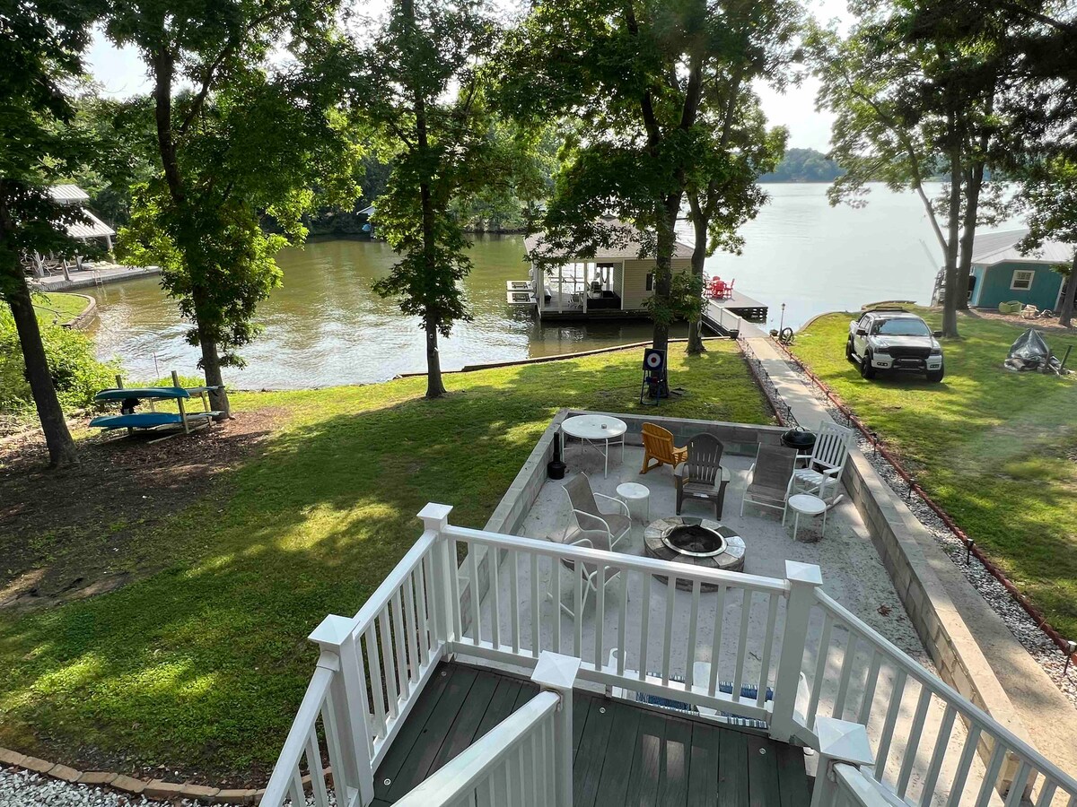 Lakefront with Million Dollar Views on HYCO Lake