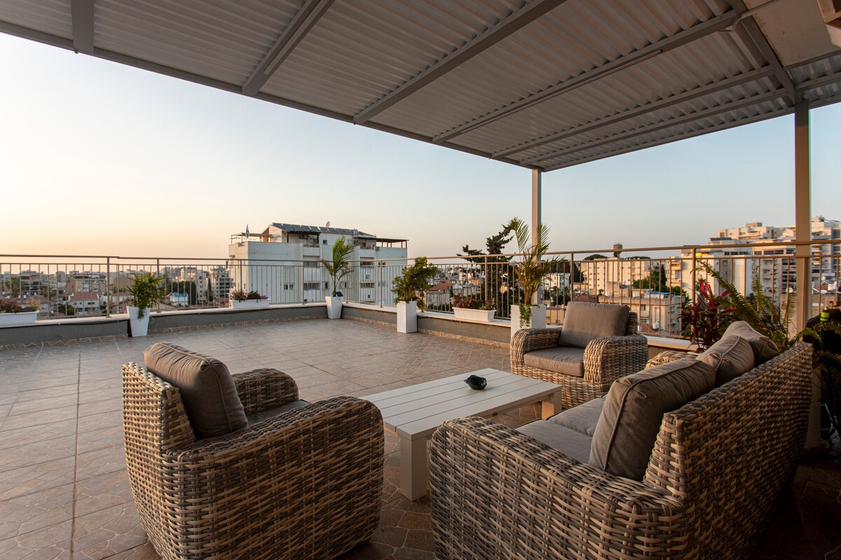 Spectacular Penthouse, Huge Front & Rear Rooftops.