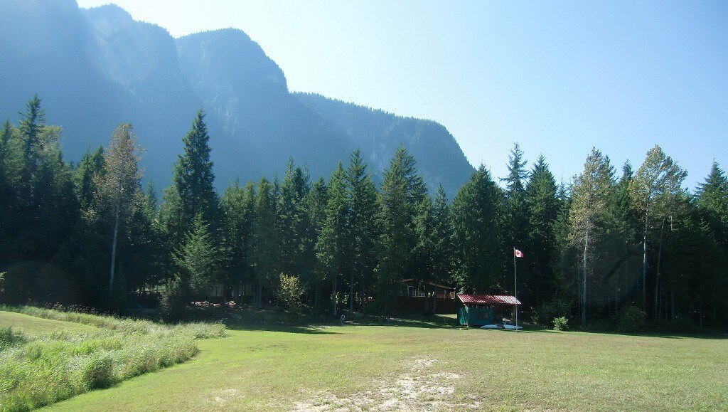 在纳克斯普附近的美丽箭湖（ Arrow Lake ）上安静地休息，