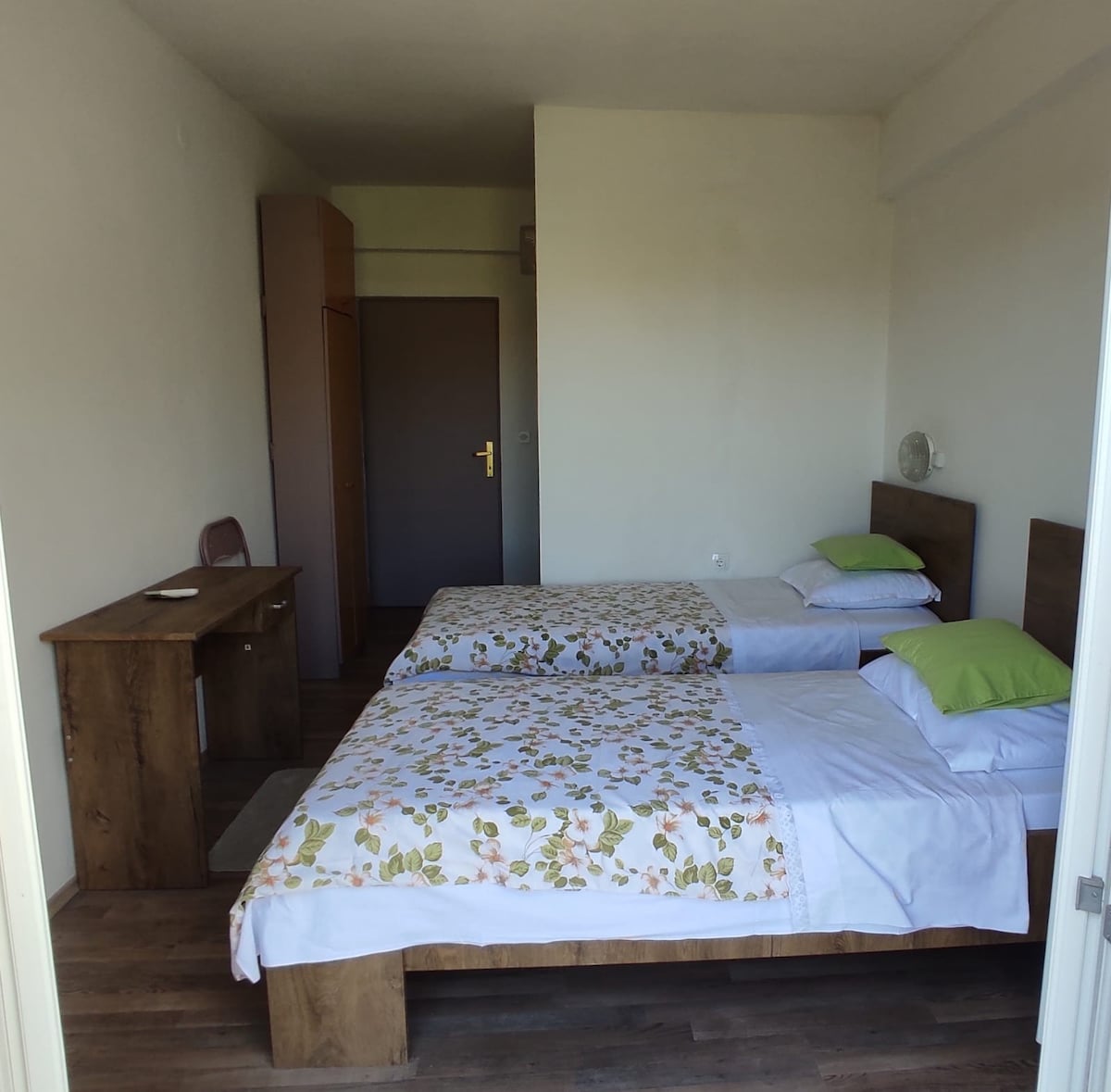 2号房间，配备独立卫生间和卫生间，位于House Jelavic