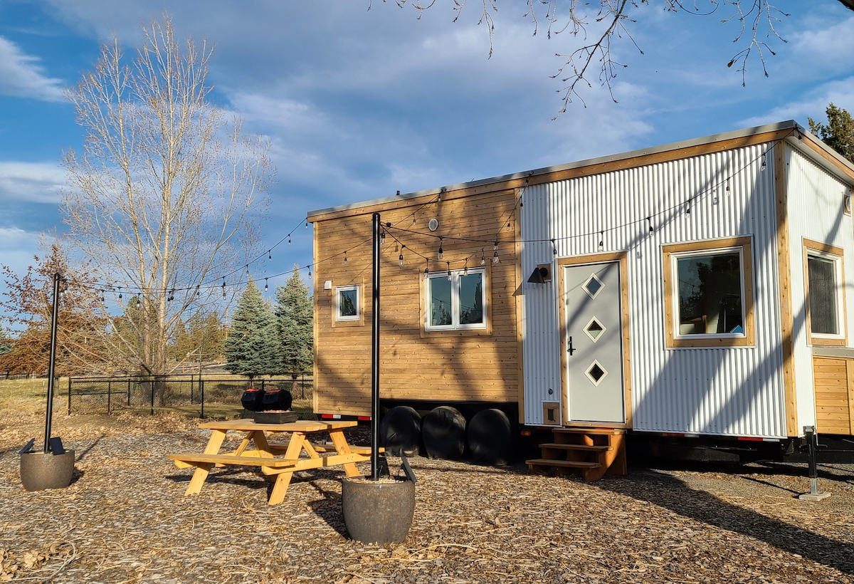Charming Tiny House Located on Bend Acreage