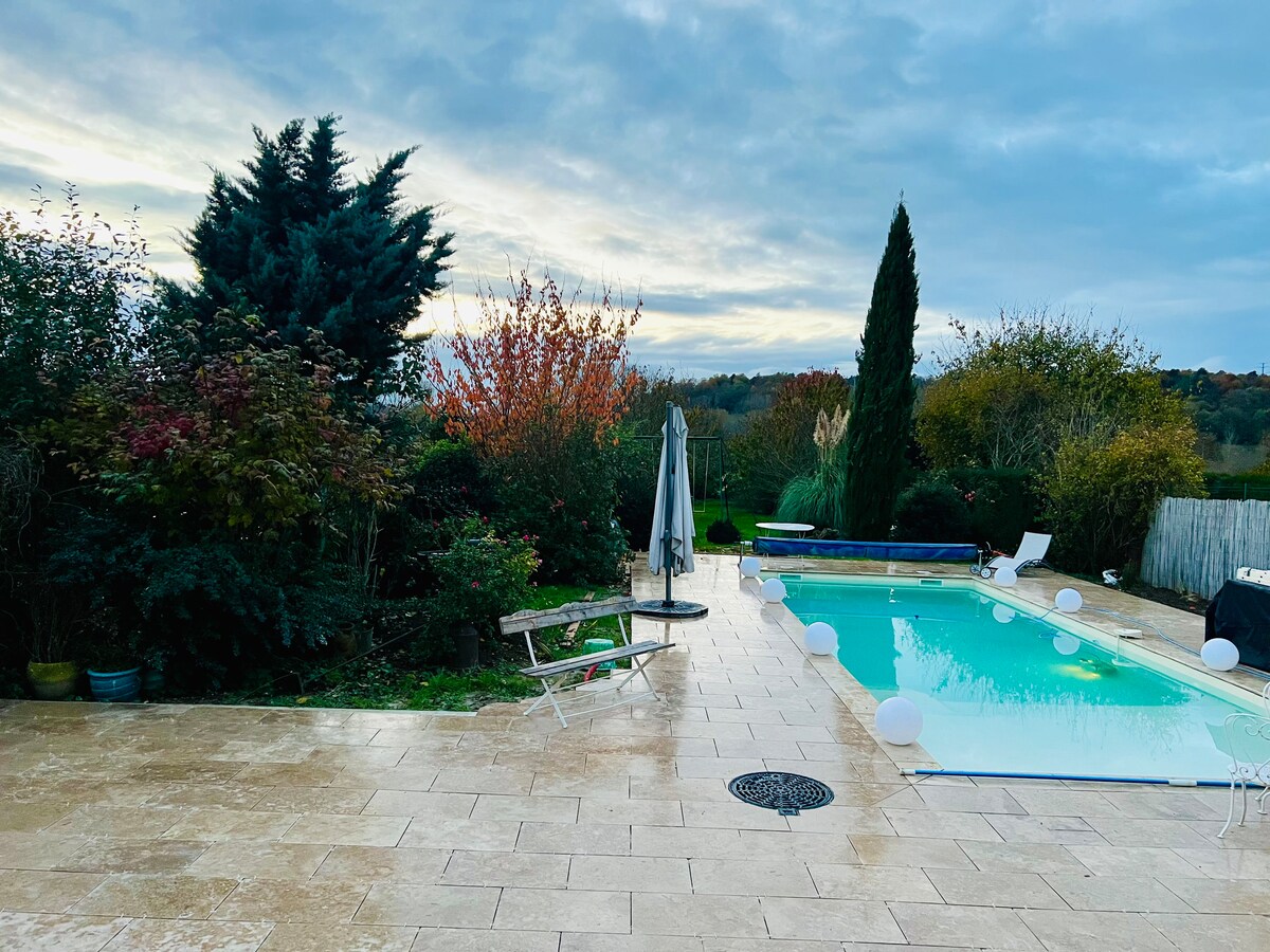 Villa dans son écrin de verdure, piscine privée