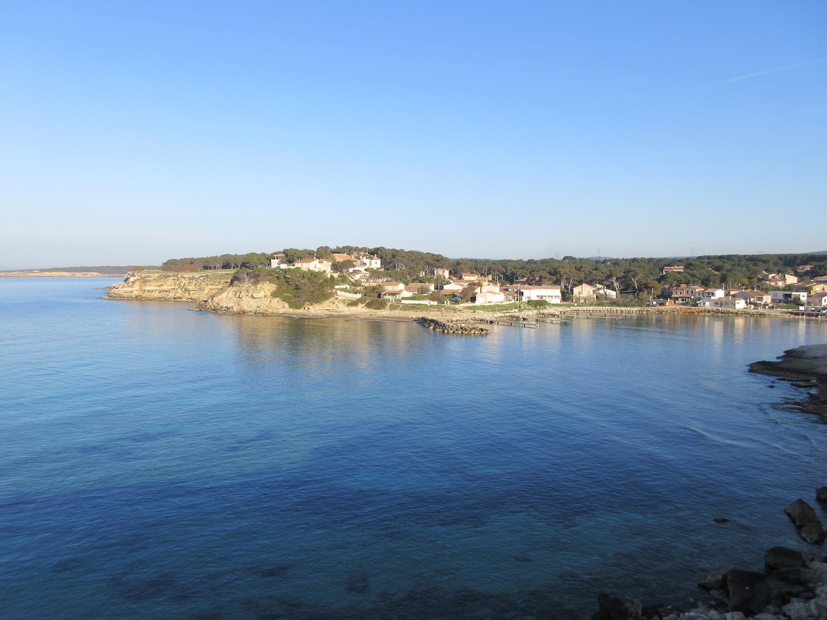 Cabanon niché dans la pinède, vue mer