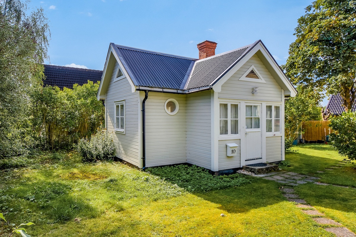 带浴室和厨房的小屋，位置安静