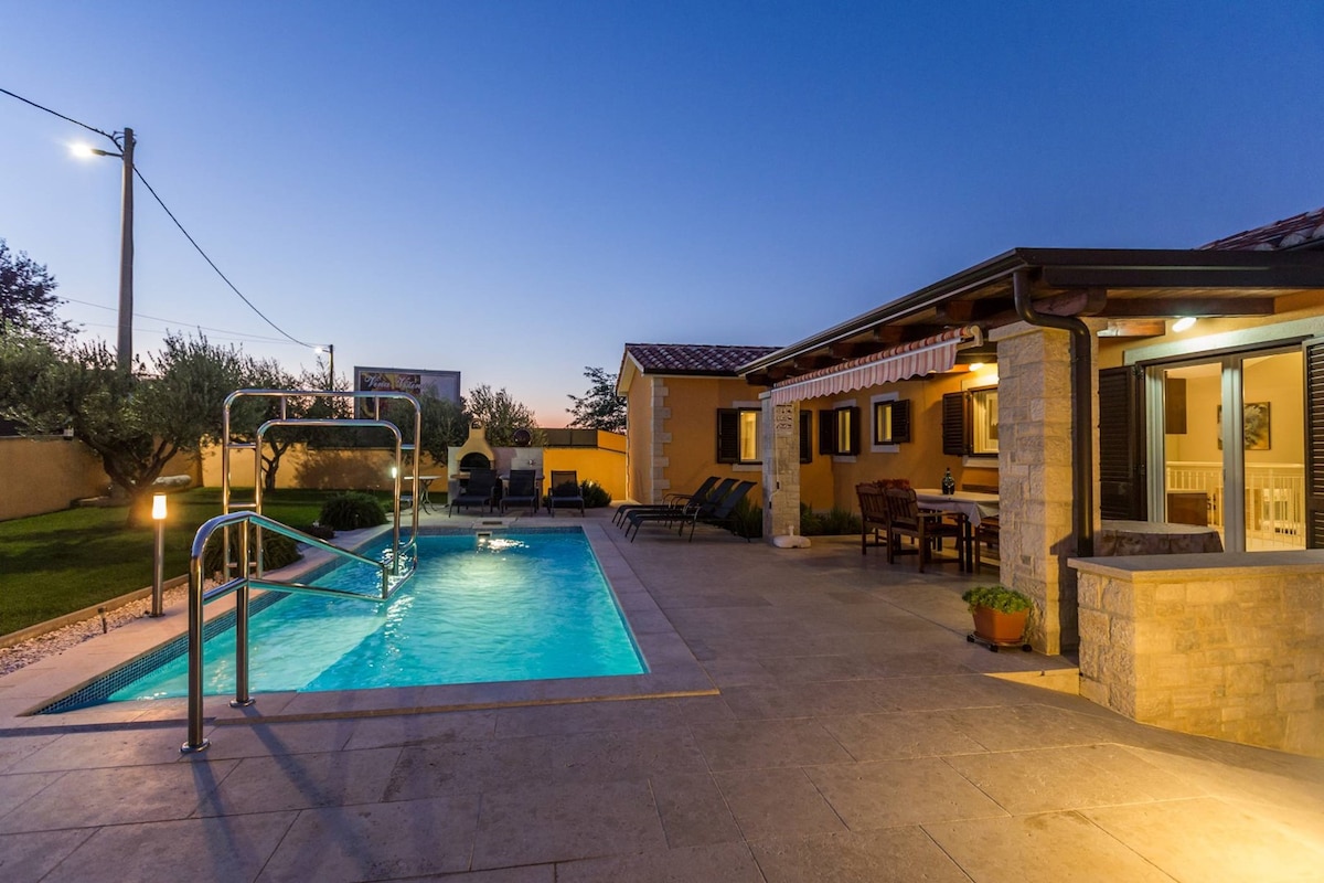 Family villa mirna vizinada for 8 pax with pool al