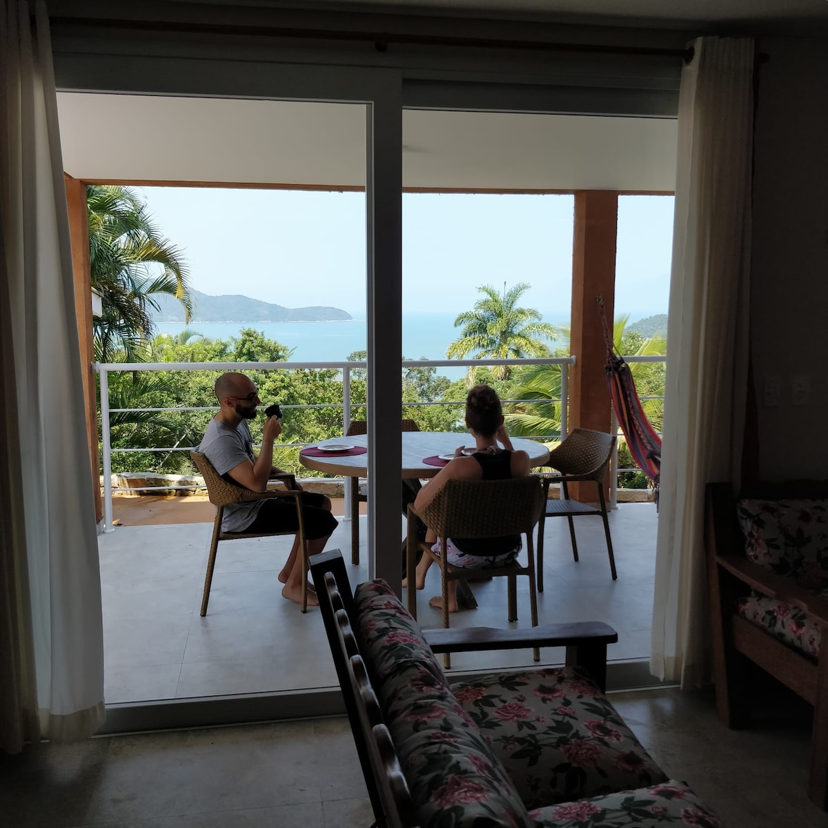 带泳池的房子，可欣赏海景，位于科卡尼亚（ Cocanha ）海滩上