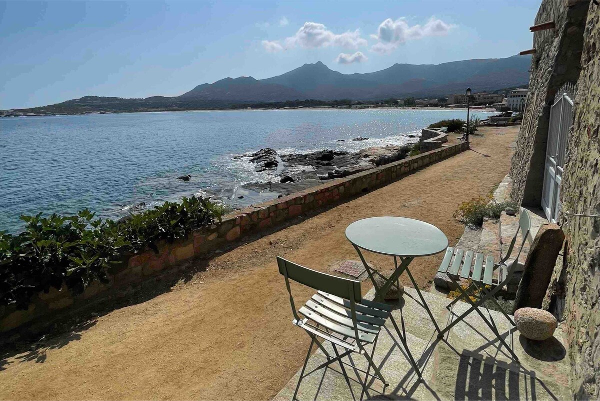 Cadre idyllique au bord de la mer en Corse