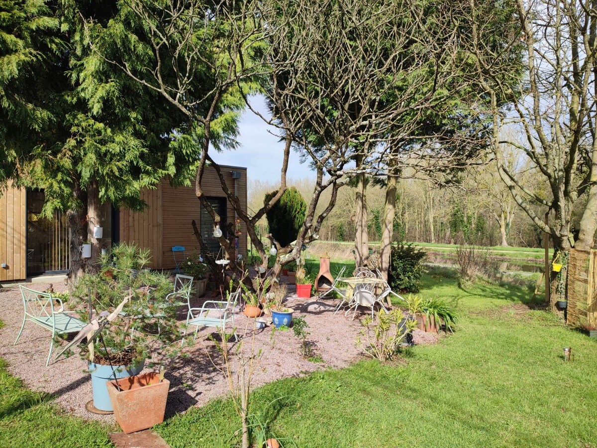 Maison en bois de plain-pied au bord du canal