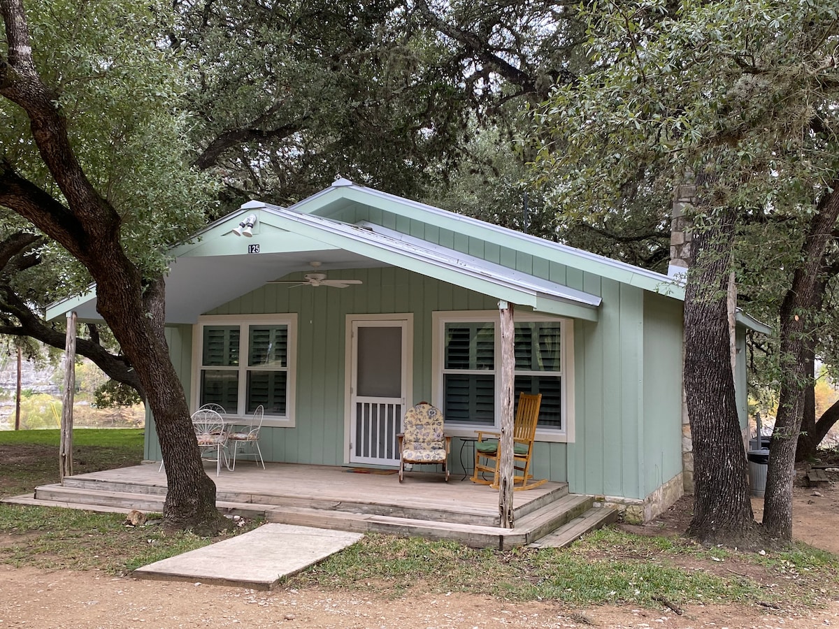 麦地那河畔小屋-河畔小屋