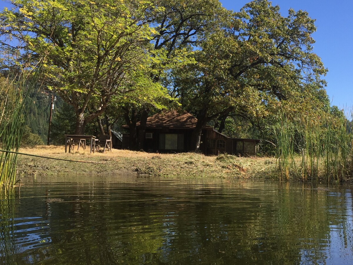 池塘上的乡村木屋