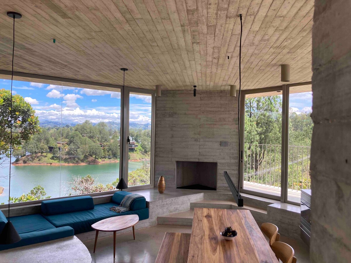 Exquisite Hilltop Retreat- 360’ Views, Lake Access