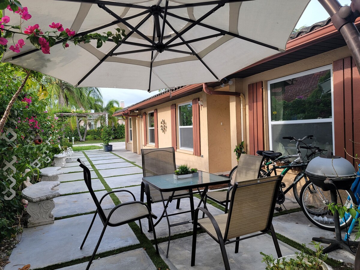 Your Oasis next to N. Naples! $20 cleaning fee