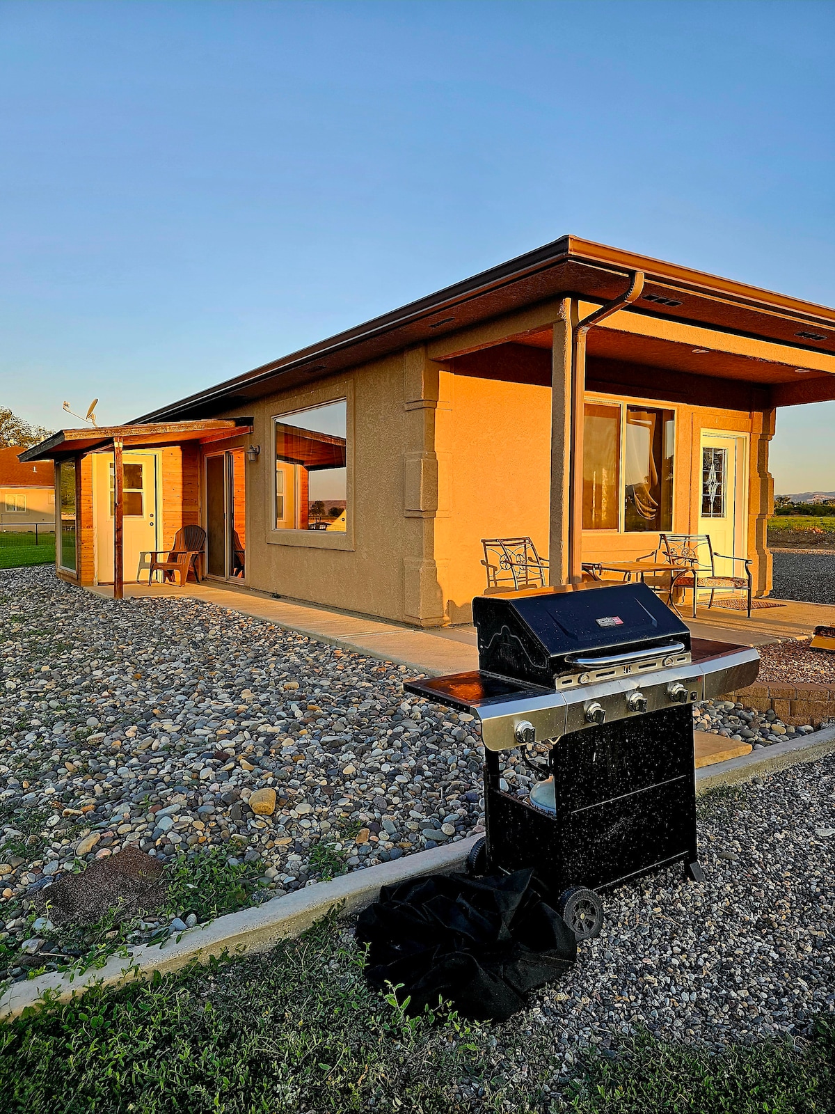 Highline House located near bike trails & the lake