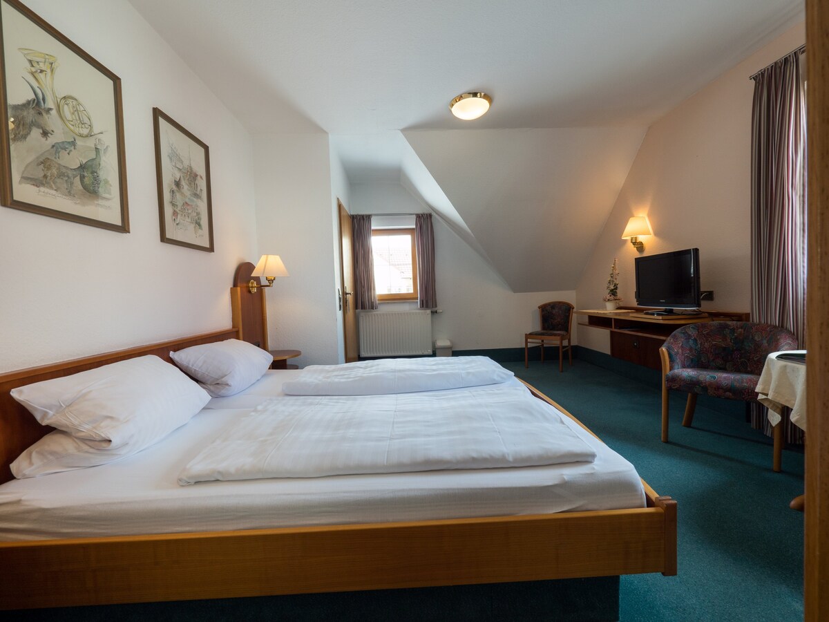 Braun Weingut und Hotel (Volkach), Helles Doppelzimmer mit WLAN