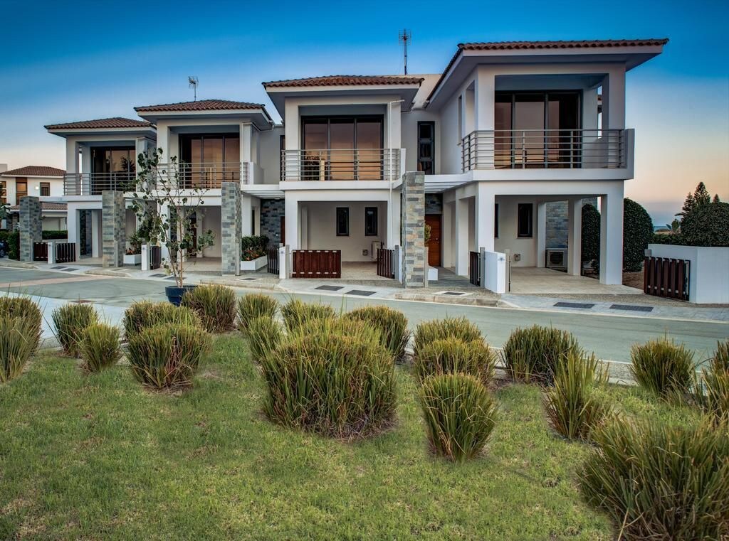 R 1050 Francis Villa with Side Sea View, High-speed Internet Access & Lounge