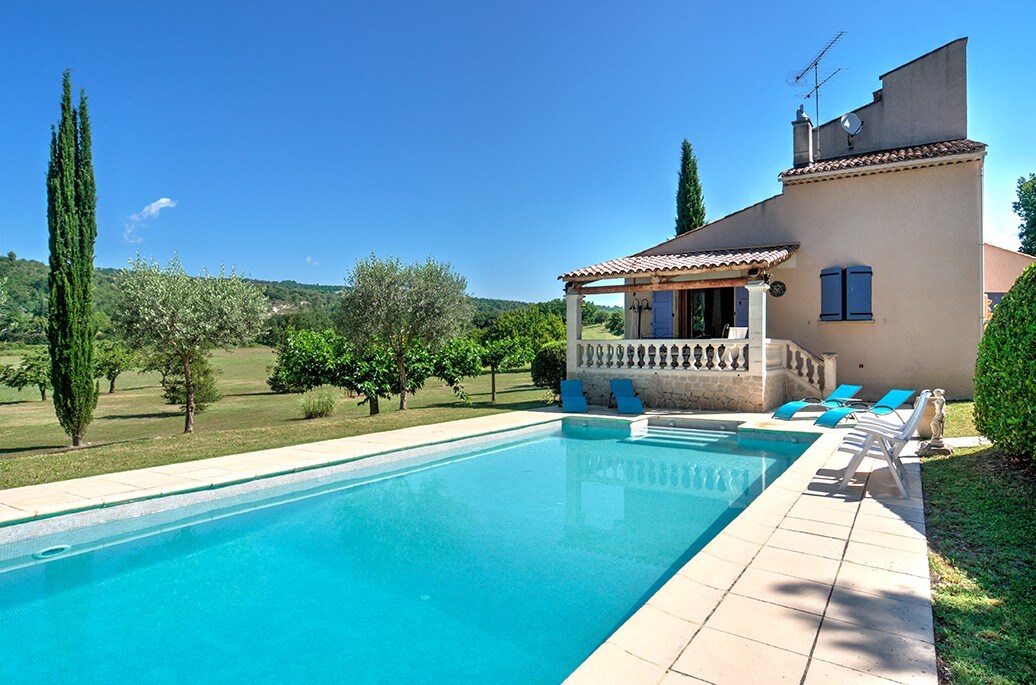 Villa & swimming pool in peaceful setting, for 10