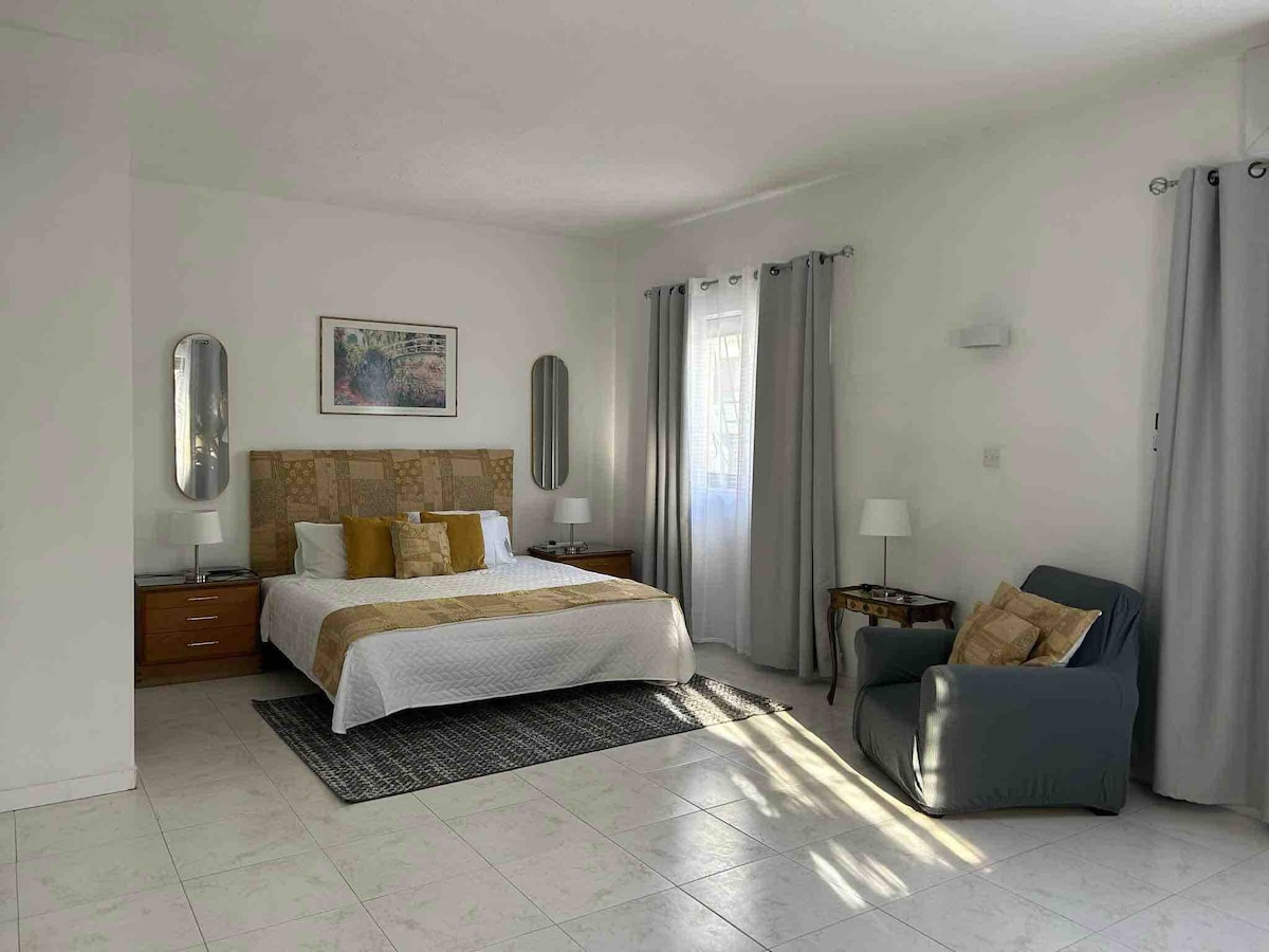 Beautiful Stylish Room with en suite  with  pool