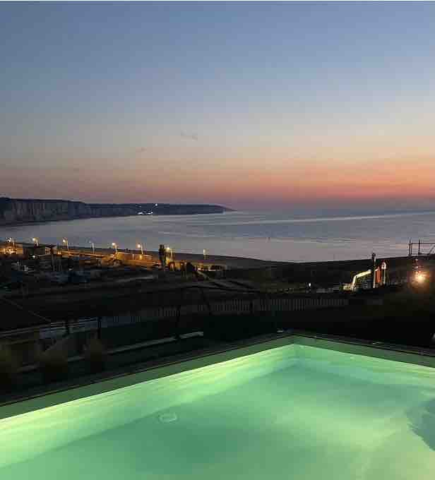 Maison avec piscine vue port, falaises et mer